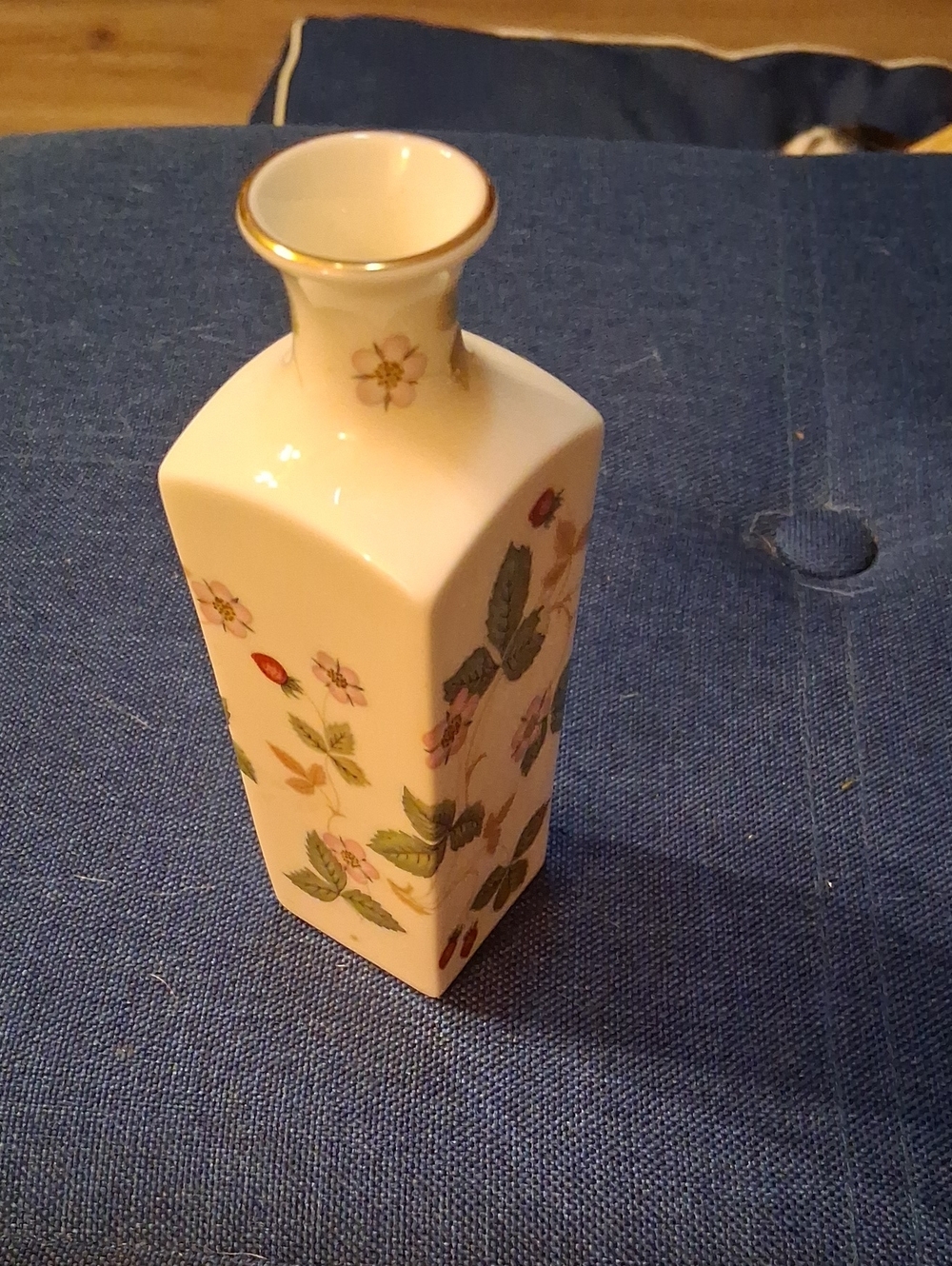 RARE FIND!! Wedgwood White Porcelain Floral Bud Vase with Gold Rim